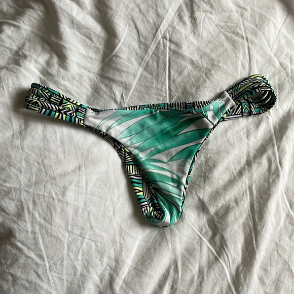 Rip Curl Reversable Skimpy Brazillian Bikini Bottoms - Picture 4 of 6